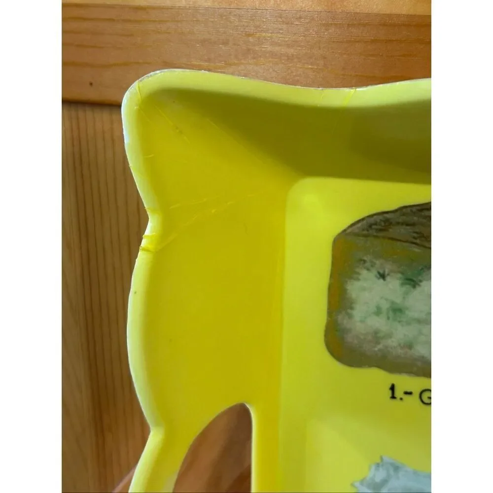 Vintage plastic cheese platter with handles (7653)